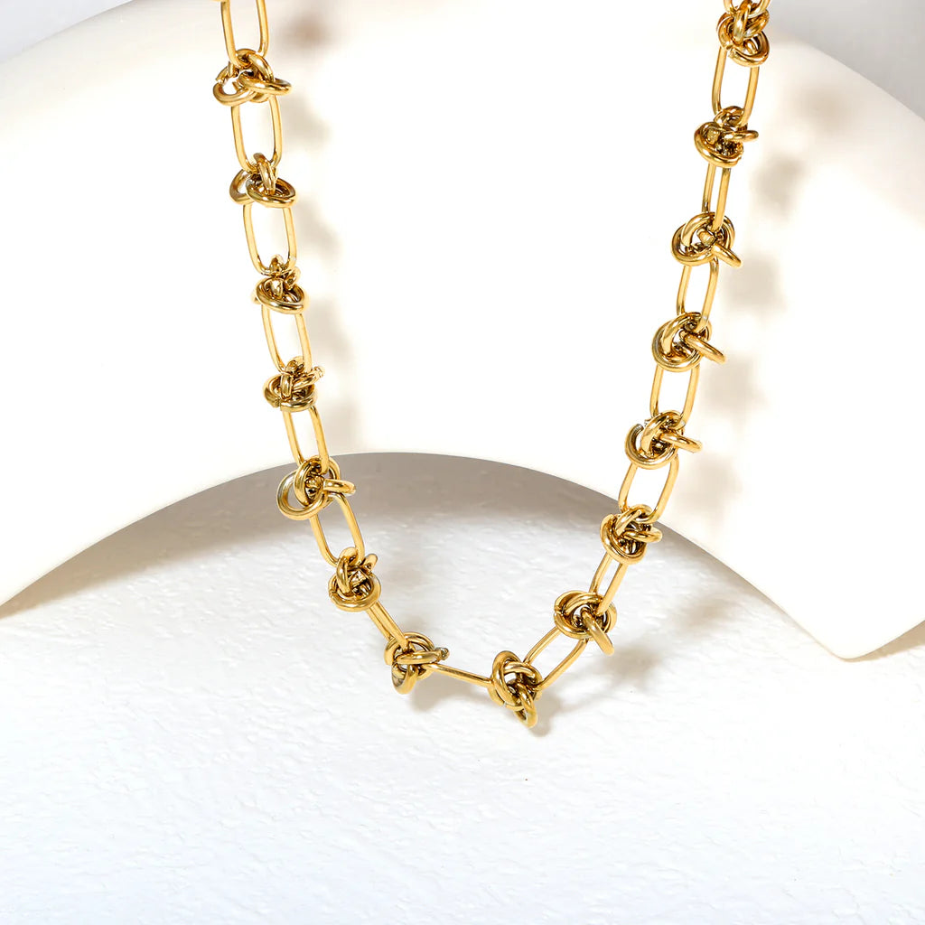 Knot it necklace