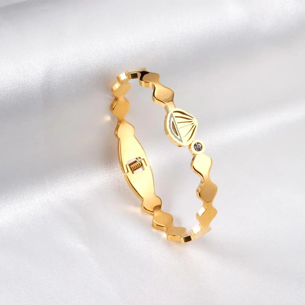 Flowy and Shell Bracelet