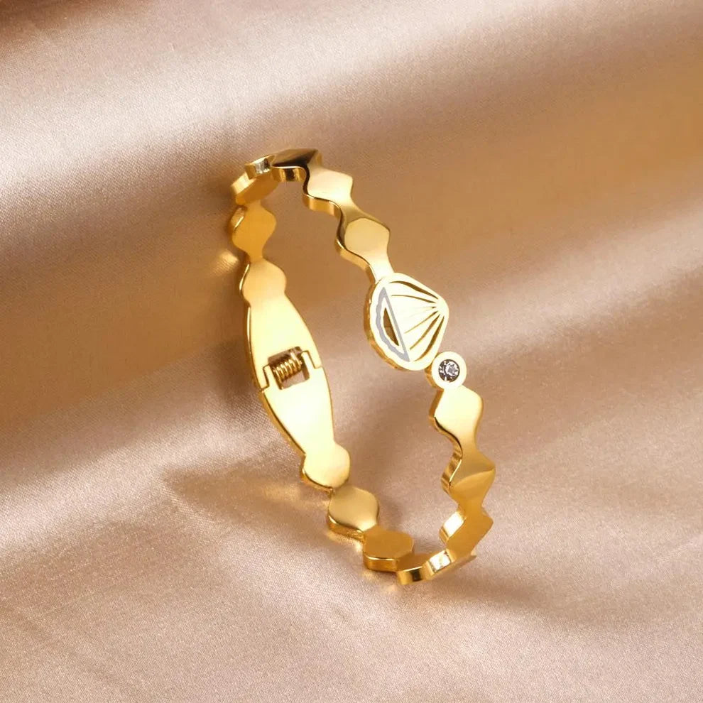 Flowy and Shell Bracelet