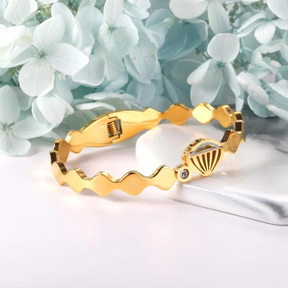 Flowy and Shell Bracelet